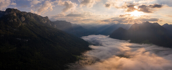 Sonnenaufgang &uuml;ber dem mit Wolken bedeckten Grundlsee 