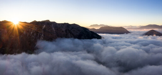 Sonnenaufgang über dem Ausseerland von der Loser-Panoramastraße aus betrachtet 