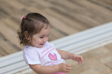 Menina pequena brincando e feliz. 