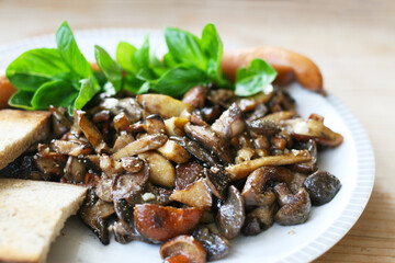 Rustikale saisonale und regionale Mahlzeit. Waldpilzmischung mit Wiener Würstchen und Brot, leckerer und gesunder Imbiss.