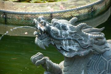 Fototapeta na wymiar chinese dragon fountain