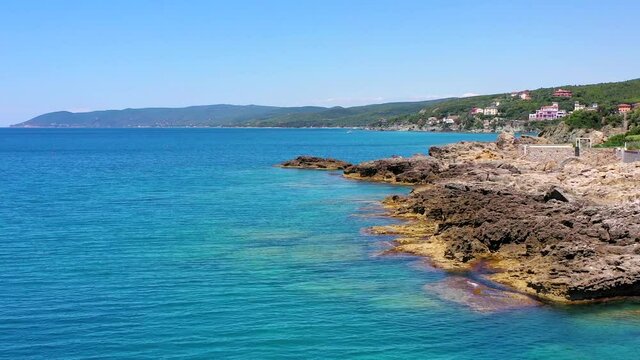 Castiglioncello, Livorno. Volo aereo sopra la roccia e la scogliera in una giornata di sole