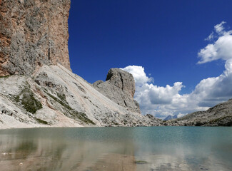 scenico panorama del suggestivo laghetto di antermoia in trentino, italia