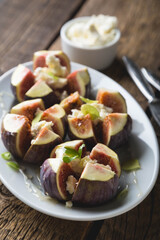 Fresh figs with cream cheese and honey