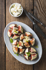 Fresh figs with cream cheese and honey