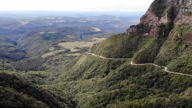 Imagem aérea da  Estrada da Serra do Corvo Branco, em Santa Catarina, Brasil.