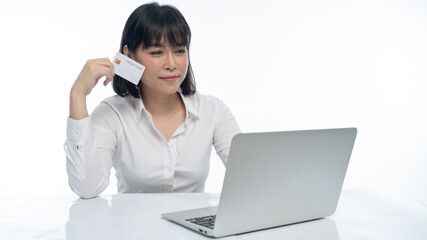 Working women are using credit cards to shop online at Labtob.