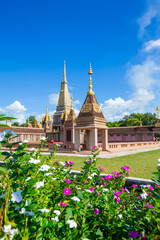 Obraz premium Phra that in Phrag The landscape is laid out using the Khmer style, of the Phra That, but the details of the patterns and stucco work are used in Balinese art in Maha Sarakham, Thailand.