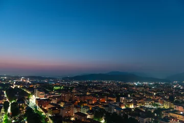 Foto op Canvas Panorama van het bovenaanzicht van de stad in de avond net na zonsondergang. Brescia gezien vanaf het kasteel bij nacht timelapse. © OlgaLitvinovaFoto