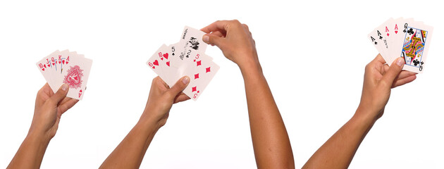 FrauenhŠnde halten Spielkarten und ziehen Joker oder zeigen Siegerblatt vor wei§em Hintergrund