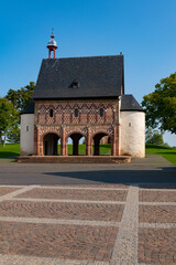 Fototapeta premium Kloster Lorsch Königshalle Portal Sehenswürdigkeit Hessen Deutschland Karolinger Ruine Benediktiner Abtei Mönche Worms Mainz Reich Attraktion Geschichte Park Architektur Welterbestätte Weltkulturerbe 