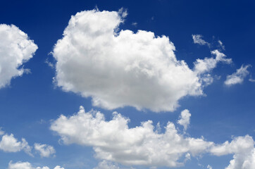 Obraz premium beautiful blue sky and white fluffy cloud horizon outdoor for background.