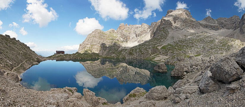 Bergsee mit Karlsbader H&uuml;tte in den Lienzer Dolomiten