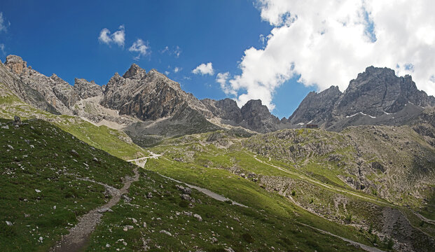 Blick entlang des Wanderwegs zur Karlsbader H&uuml;tte auf das Felsmassiv der Lienzer Dolomiten	
