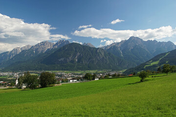 Fototapeta na wymiar Panoramablick über Lienz auf das Bergmassiv der Lienzer Dolomiten