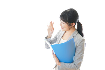 おすすめを指差す笑顔のビジネスウーマン