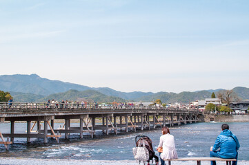 春の鴨川と橋