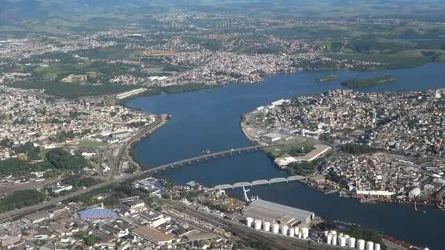 Vista a&eacute;rea da cidade - as duas pontes ligam Cariacica e Vila Velha &agrave; ilha de Vit&oacute;ria