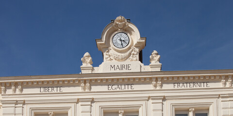 Horloge et devise de la république française sur le fronton de la mairie de Saint-Sorlin en Valloire (Drôme) - obrazy, fototapety, plakaty