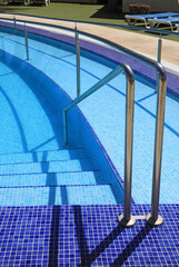 piscina exterior azul escalera gresite 4M0A2344-as20