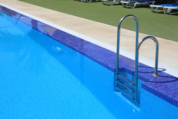 piscina exterior azul escalera gresite 4M0A2402-as20