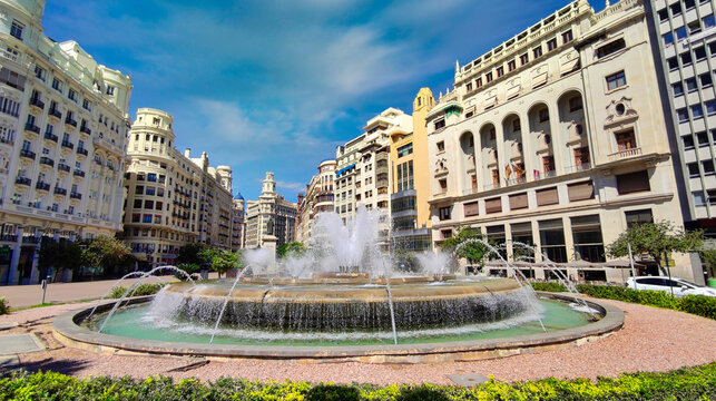 Fuente y edificios en la plaza del Ayuntamiento de Valencia