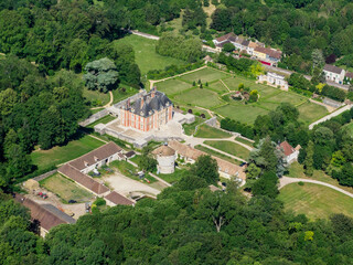 Fototapeta na wymiar vue aérienne du château de Rosay dans les Yvelines en France