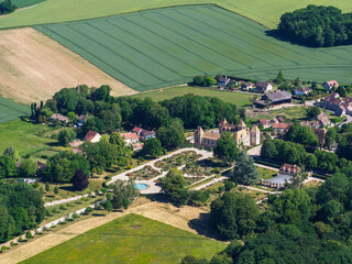 vue aérienne du château de Corbeville dans les Yvelines en France © Francois