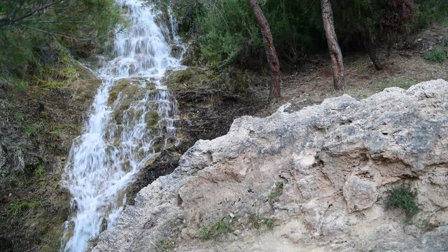 Peque&ntilde;a cascada en las cercan&iacute;as de la poblaci&oacute;n de Chera, en la provincia de Valencia. Comunidad Valenciana. Espa&ntilde;a