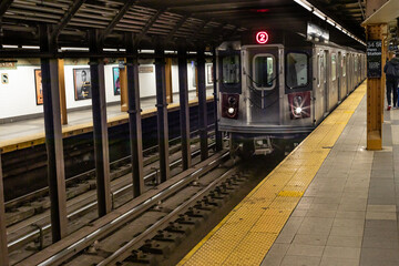 Metro Nova York plataforma vazia covid 19
