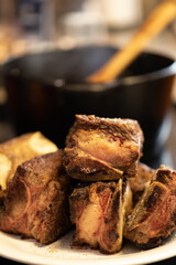 Cooking short ribs in a cast iron skillet at home