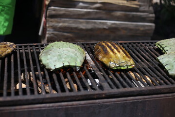 Penca de nopal asandose para comer en mexico, fuego