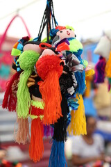 Muñecas mexicana en mercado colgadas