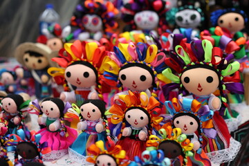 Fototapeta na wymiar Muñecas mexicana en mercado