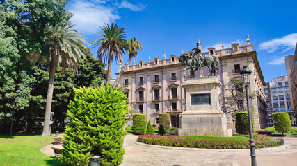 Plaza de Alfonso el Magnanimo y estatua ecuestre al rey Jaime I el conquistador en Valencia