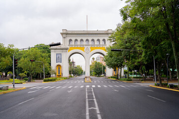Fototapeta na wymiar Antiguo Arco de Guadalajara ubicado en la avenida Vallarta.