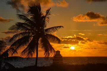 Fototapeta na wymiar One of the most beautiful sunrises in Miami Beach full of colors 