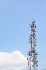 Funkturm mit Satellitensch&uuml;sseln und Antennen