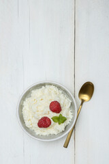 Milchreis mit Himbeeren Hochformat