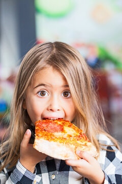 bonita ni&ntilde;a comiendo pizza