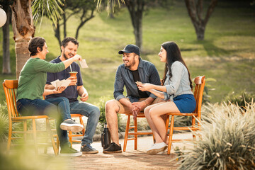 Encontro de família ao ar livre com chimarrão