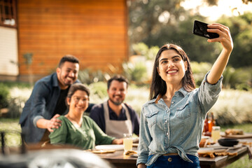 Obraz premium Encontro de família, filha fazendo selfie