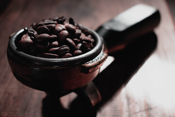 filtro de café con café en grano tostado sobre madera y acero 