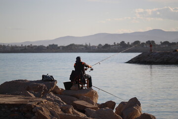 Pescador en el puerto