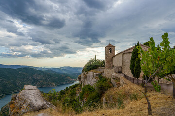Fototapeta na wymiar View of the Romanesque church of Santa Maria de Siurana in Catalonia.