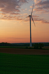 Obraz premium Windkraftanlagen im Abendlicht, Landkreis Schweinfurt, Unterfranken, Franken Bayern, Deutschland