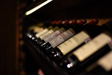 Vinos en repisa 