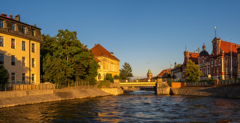 Obraz premium Panorama of the historic district of Wrocław seen from the water in the golden hour