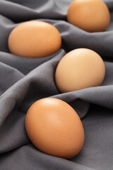 Frische braune Eier in einer Stoffserviette	
