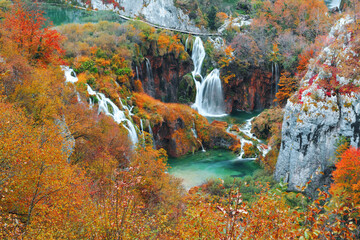 Fototapeta premium Famous Plitvice lakes with beautiful autumn colors and magnificent views of the waterfalls at Plitvice national park